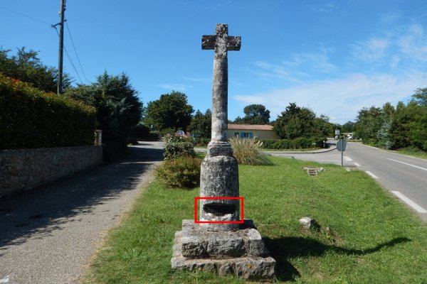 CROIX SUR LA D579